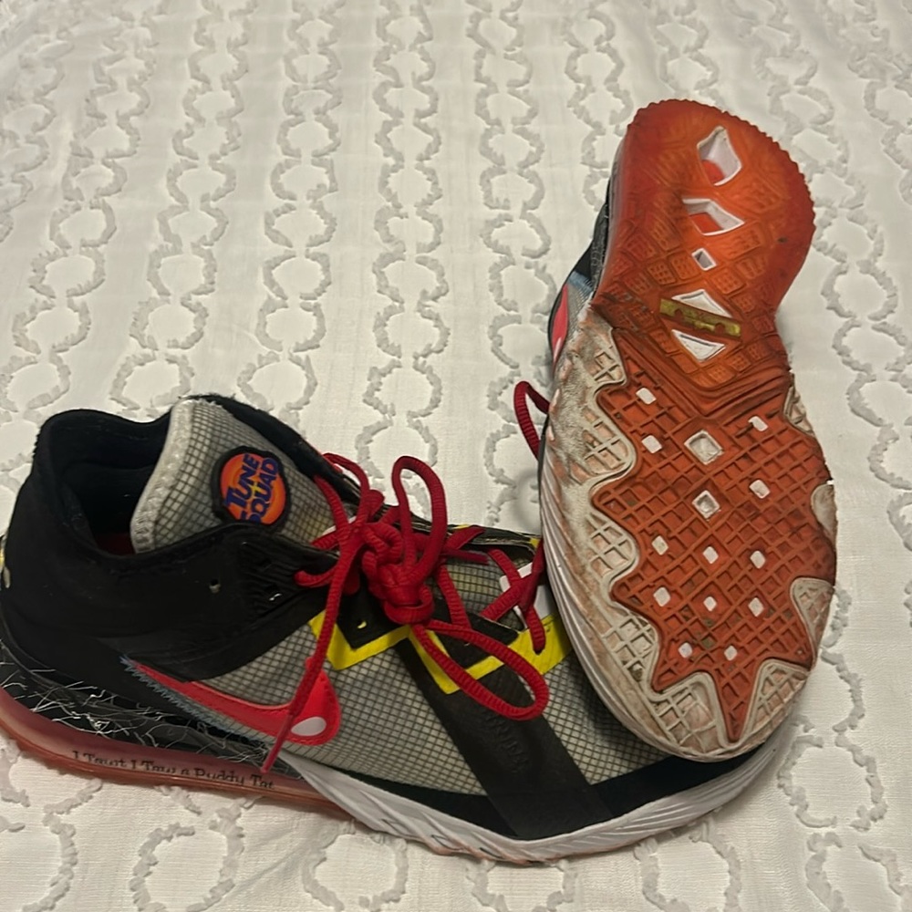Basketball shoes